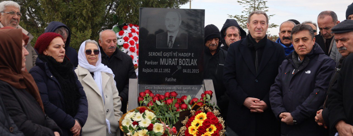 Bozlak’ı mezarı başında andık: Onların bayrağını devralarak bıraktıkları yerden kararlı bir şekilde yürüyoruz