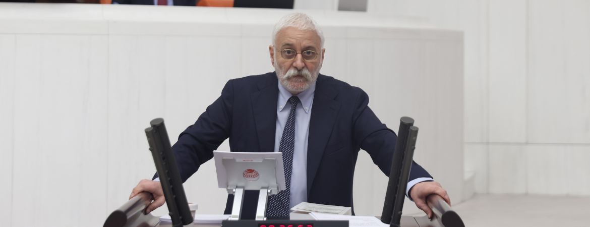 Oluç: Türkiye’nin ihtiyacı kırmızı kitaplar değil, demokratik siyaset belgesidir