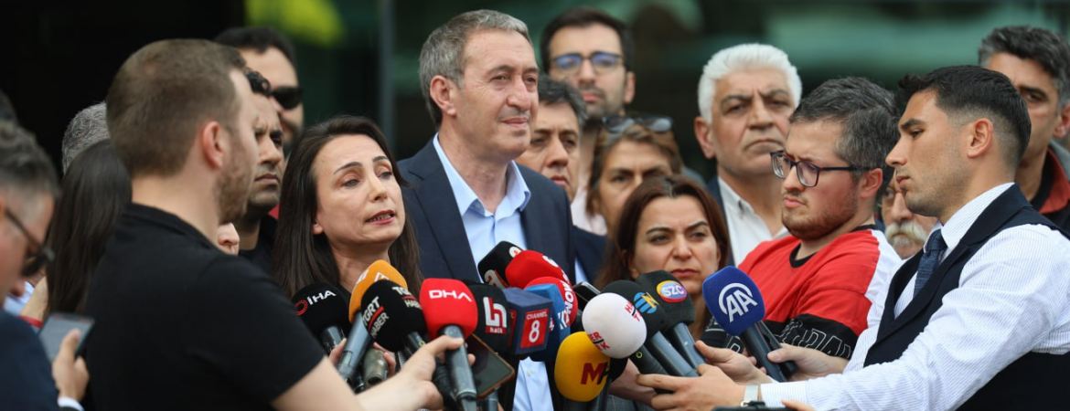 Eş Genel Başkanlarımızdan YSK önünde açıklama: Hep birlikte Van’daki siyasi darbenin karşısında duracağız