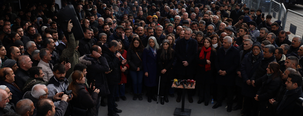 Kayyım darbesine karşı Van’dayız: Karar verin. Demokratik çözüm ve diyalog mu, yoksa Kürt düşmanlığı mı?
