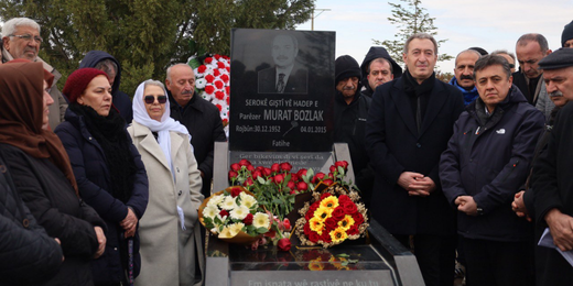 Bozlak’ı mezarı başında andık: Onların bayrağını devralarak bıraktıkları yerden kararlı bir şekilde yürüyoruz