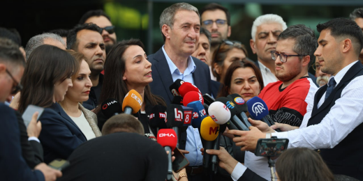 Eş Genel Başkanlarımızdan YSK önünde açıklama: Hep birlikte Van’daki siyasi darbenin karşısında duracağız