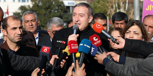 Bakırhan: Badem bıyıklı irade hırsızı daha mesaiye başlamadan cebinden isimliğini çıkarıyor