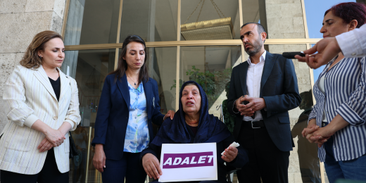 Hatimoğulları adalet nöbetini Meclis'te sürdüren Emine Şenyaşar'ı ziyaret etti